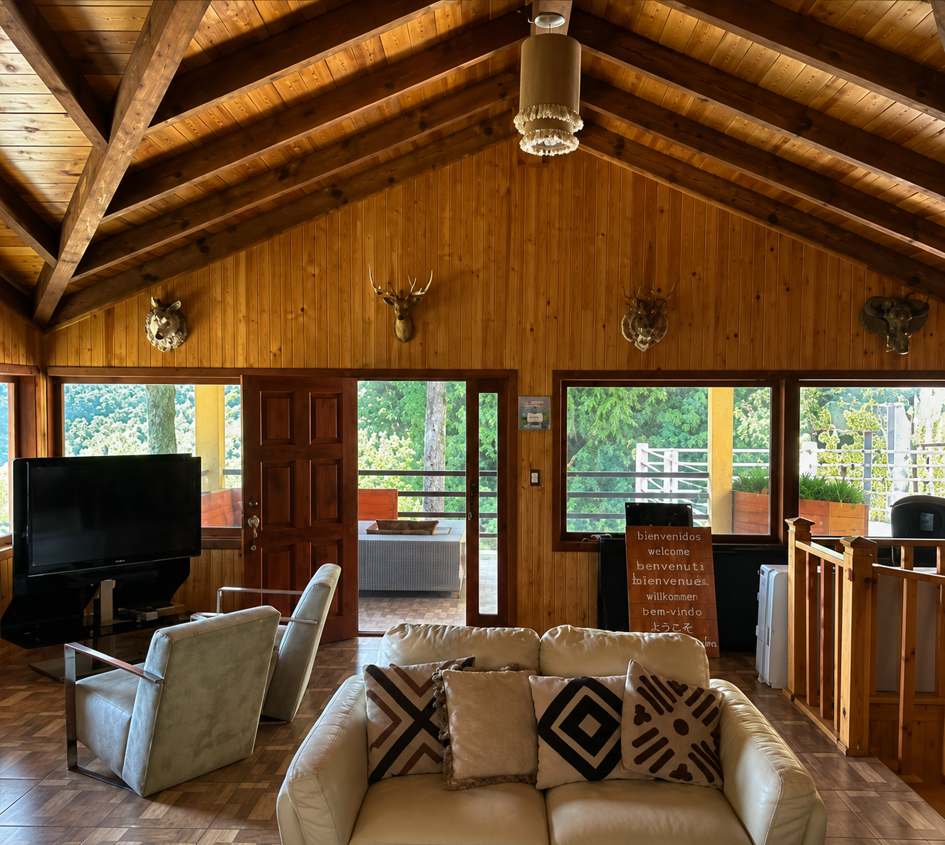 Sala principal acogedora con chimenea y sillones en NESHIMA