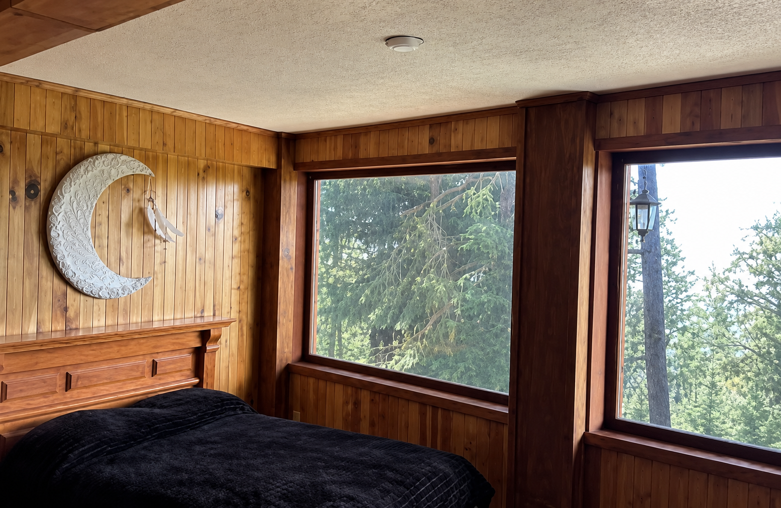 Cuarto Lunar con decoración de luna creciente y vista al bosque
